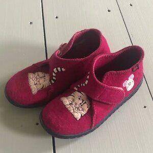 Kid's Elefanten magenta wool slipper booties with cat and mouse. Size 26 EU